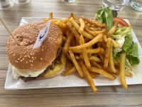 Le Burger de Taureau du Restaurant la Bergerie de Méjanes © @mejanes-camargue