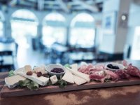 Planche de charcuterie au restaurant La Bergerie de Méjanes © @mejanes-camargue